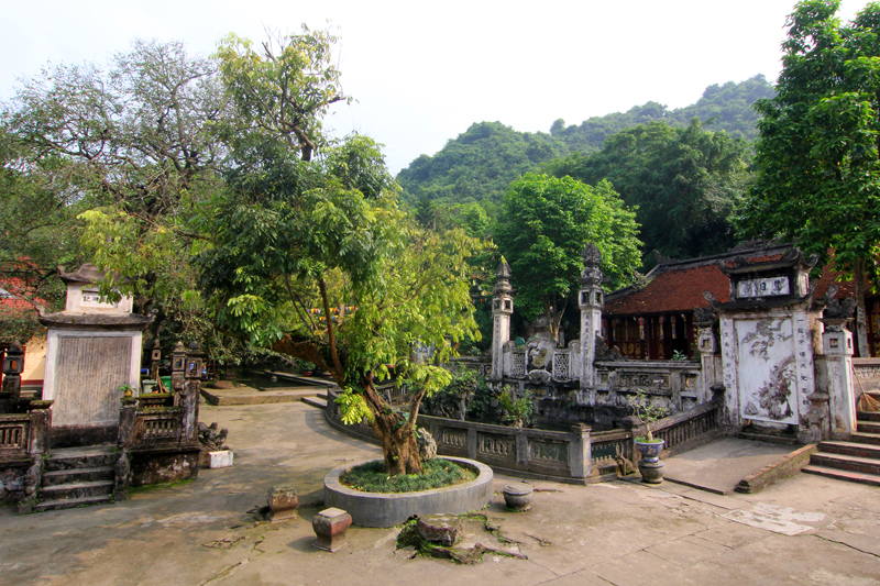 chua-huong-pagoda-vietnam