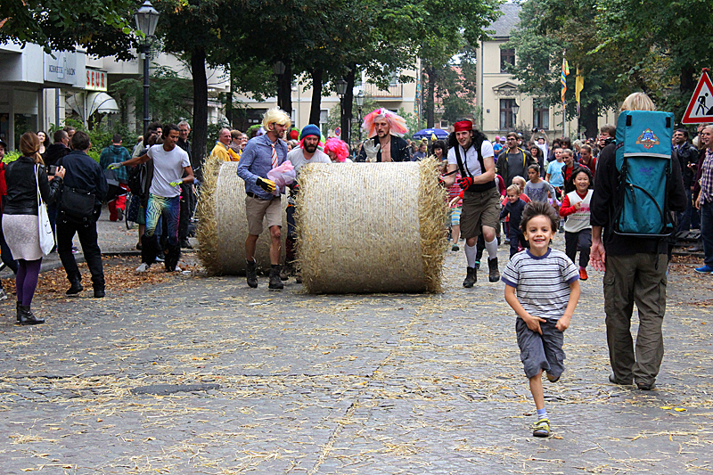 rixdorfer-strohballen-rollen-berlin-neukoelln