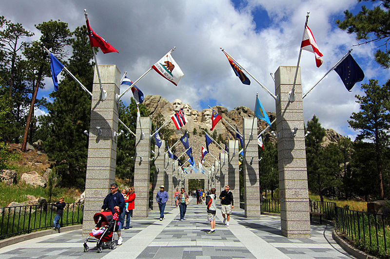 avenue-of-flags-mt-rushmore