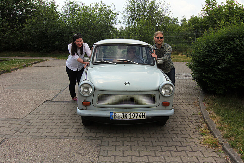 trabi-schieben-berlin