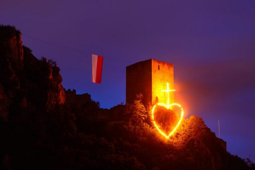 herz jesu bergfeuer typisch österreich