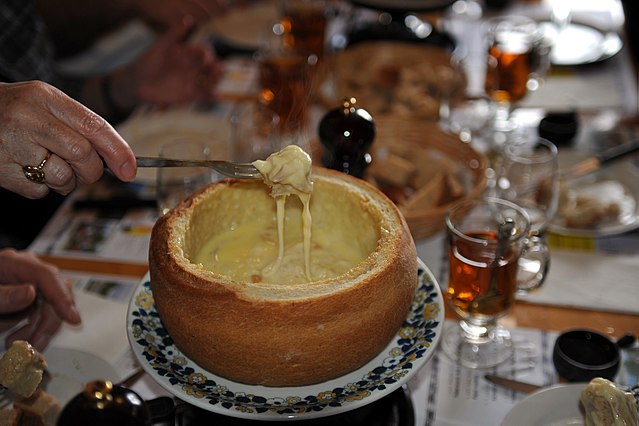 typisch Schweiz Cheese fondue