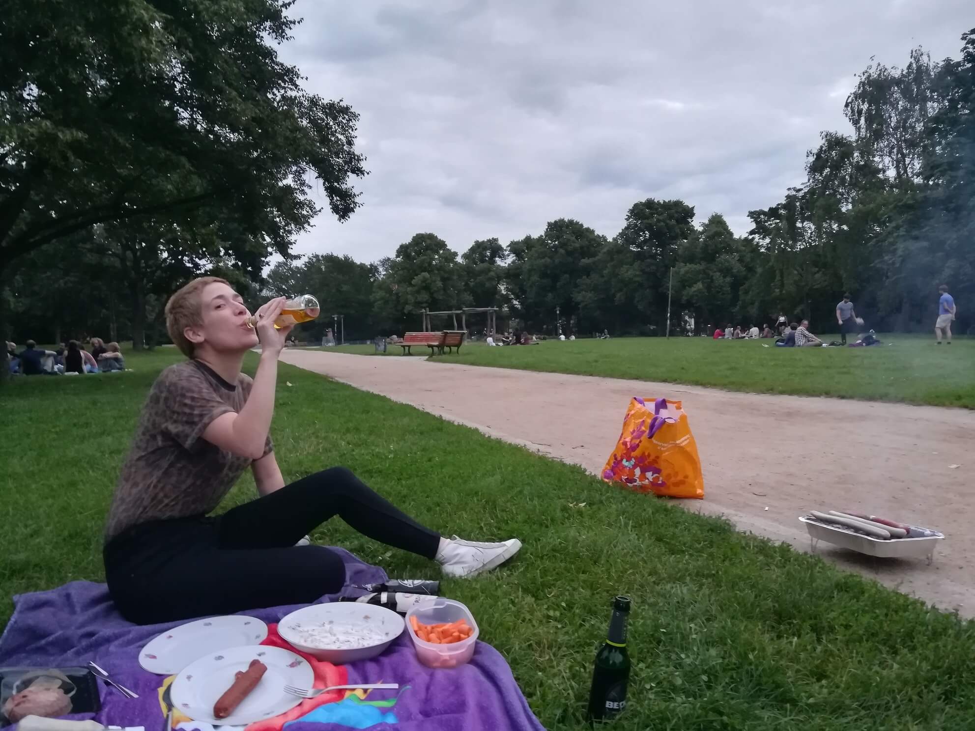 sommer in berlin grillen forckenbeckpark